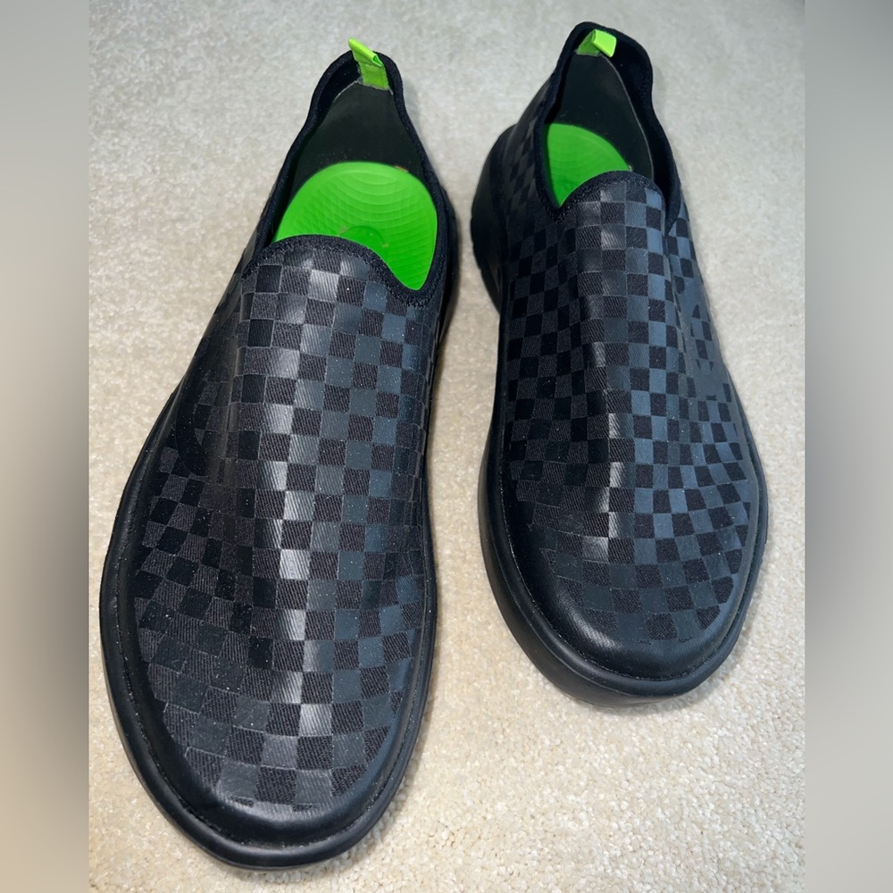 Men slip on OOFOS - size 10 - 2 pairs black and white